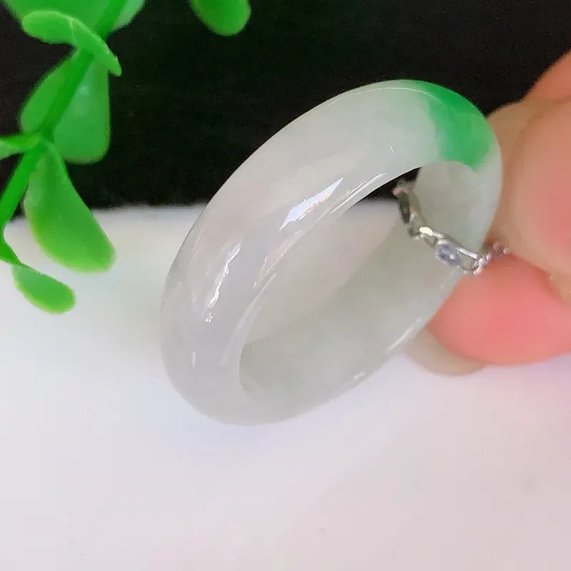 自然光实拍~精美冰润飘阳绿20mm内径指环翡翠戒指，好精美好冰润的指环！上手纤巧！22圈口#50.19尺寸20*6.2*3