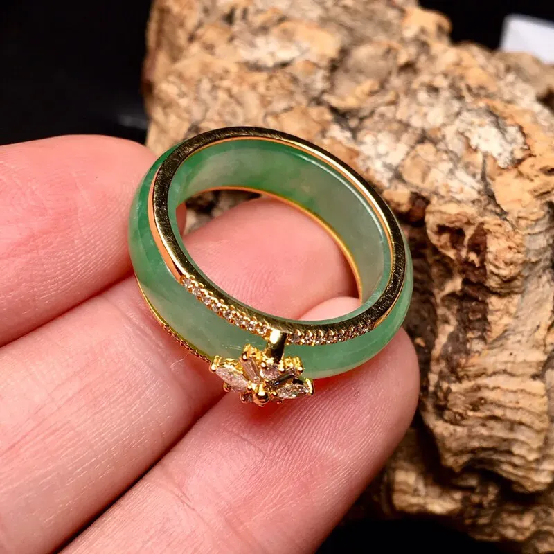 翡翠a货18k金伴钻石镶嵌冰糯种飘绿指环,尺寸:17.1×3.8×7.