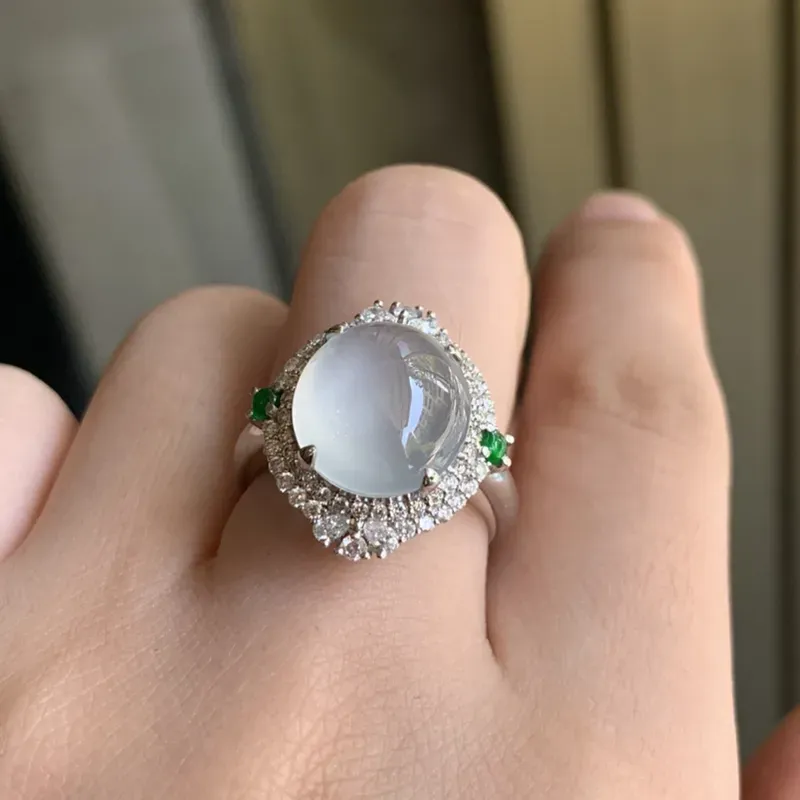 g18k冰种蛋面戒指,镶嵌工艺精湛,底子干净,蛋面饱满圆润,佩戴效果精致