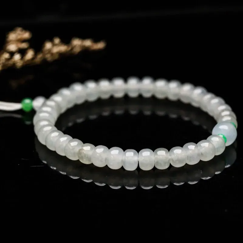 翡翠珠子手串，共44颗，取其中一颗珠尺寸大约6.5*4.5mm，莹润光泽，亮丽秀气。上手佩戴效果优雅漂亮
