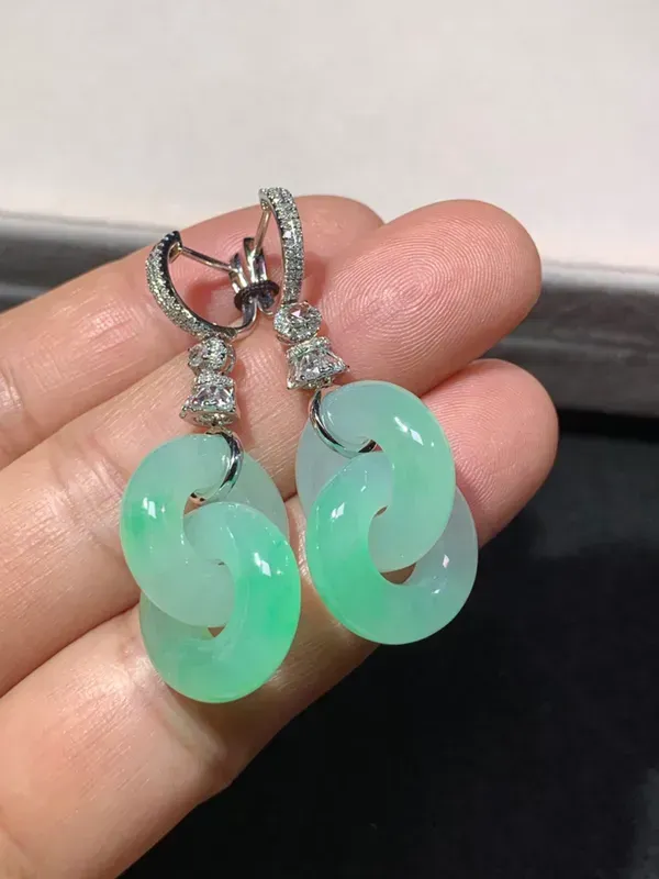 果绿环环相扣 18k金镶嵌 果冻般质地 色泽艳丽 款式精美 尺寸:16.7/5.