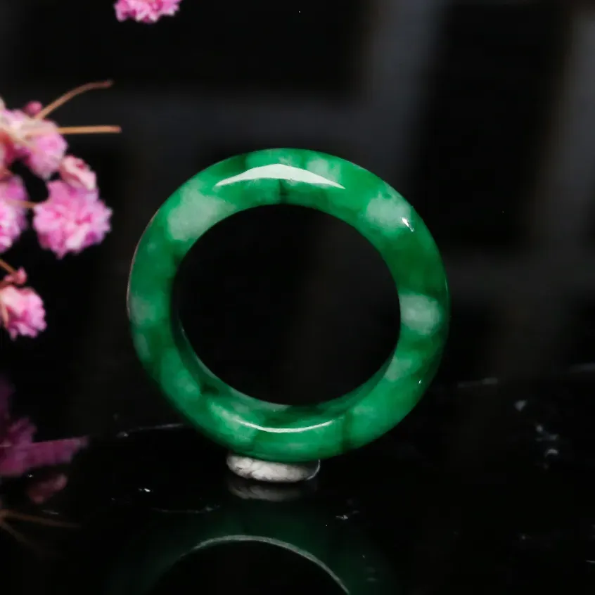 推荐收藏翡翠指环，色泽清新，端庄大方，佩戴效果优雅漂亮，尺寸17.2*5.7*3.7mm戒指内径17.2mm。