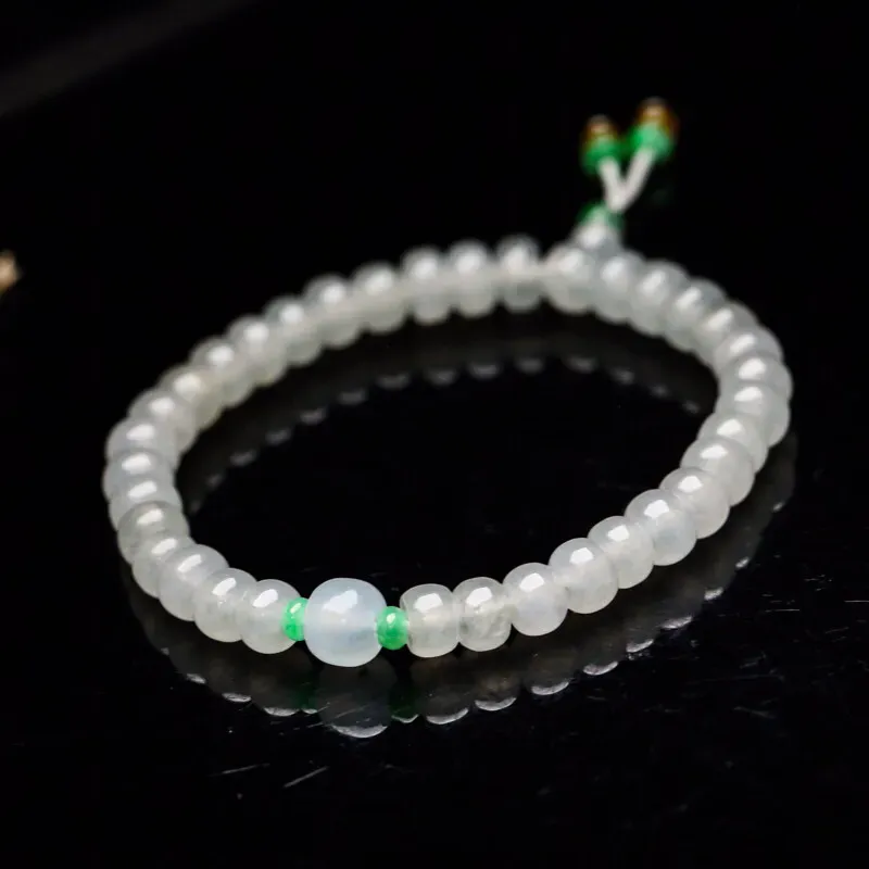 翡翠珠子手串，共44颗，取其中一颗珠尺寸大约6.5*4.5mm，莹润光泽，亮丽秀气。上手佩戴效果优雅漂亮