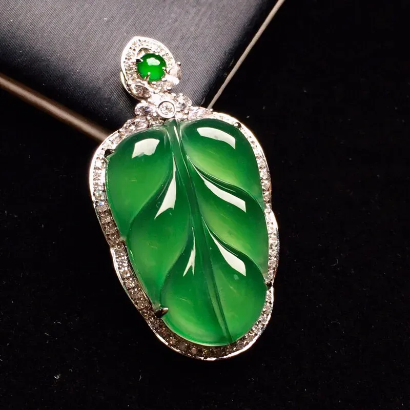 阳绿玉叶吊坠,18k金豪华镶嵌,种水超好,玉质细腻.