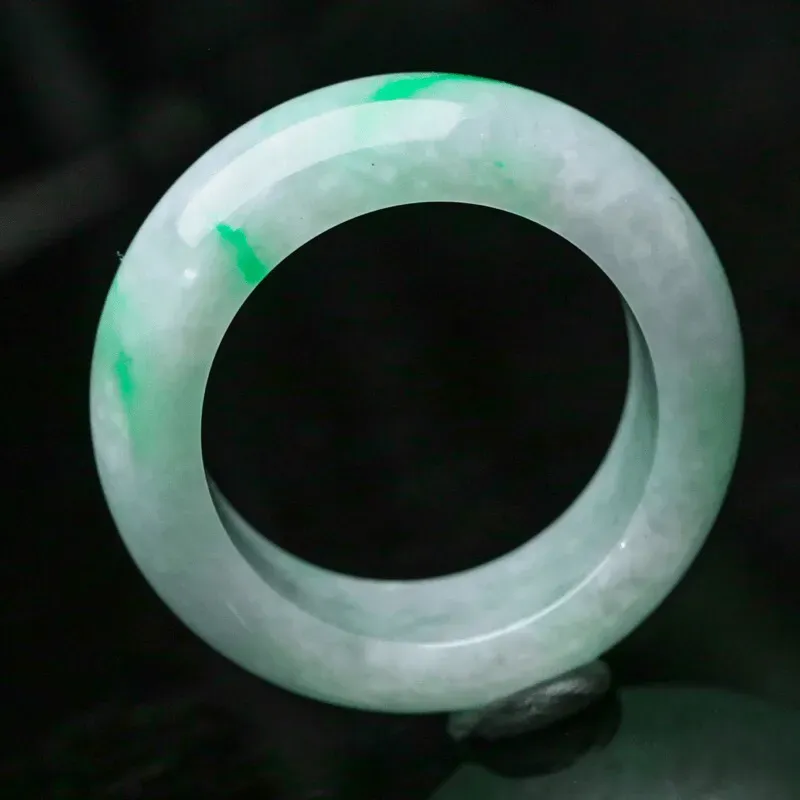 飘色翡翠指环。色泽清新，端庄大方，佩戴上手效果优雅高贵，尺寸23.3*10.6*5.1mm戒指内径23.3mm。