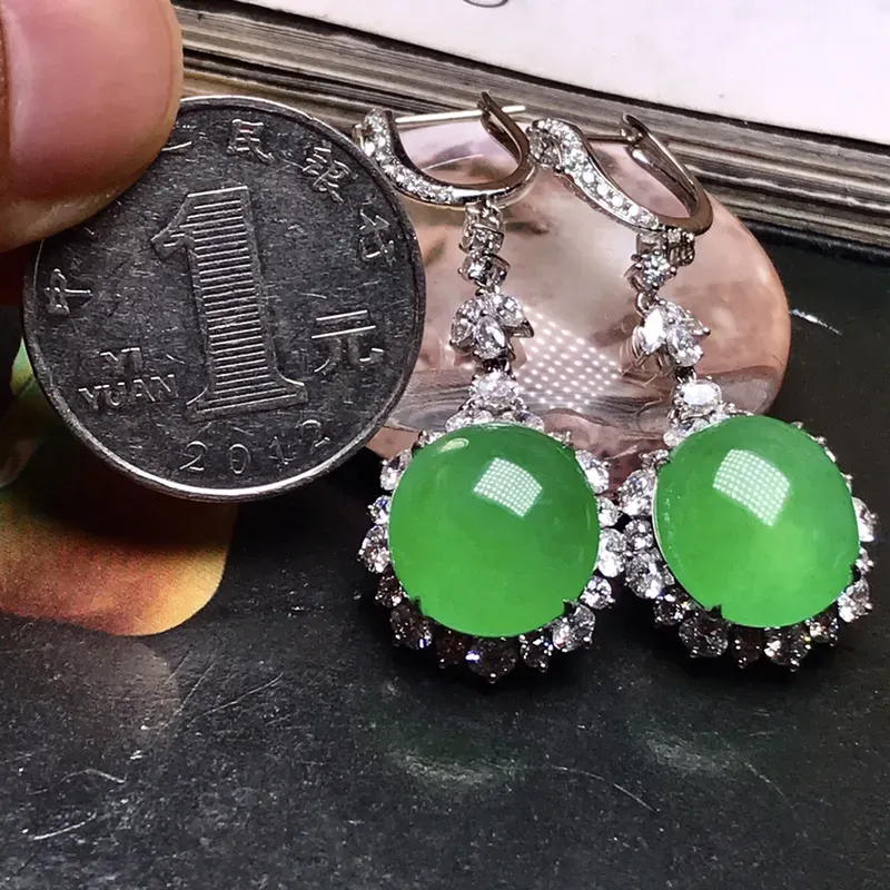 行家货珍藏品质的满绿大蛋面耳坠。单个绿蛋做戒指也是大件的尺寸，满绿佳品，收藏品质，质地上乘，冰润通透，种老起光，荧光感明显。纯净度很不错，冰感十足，颜色纯正晶莹，款式大方优雅，上身效果很不错，18K金配豪华大钻镶嵌，裸石尺寸单个13.9*13*4.2毫米，对耳坠来说非常珍贵，强烈推荐入手。