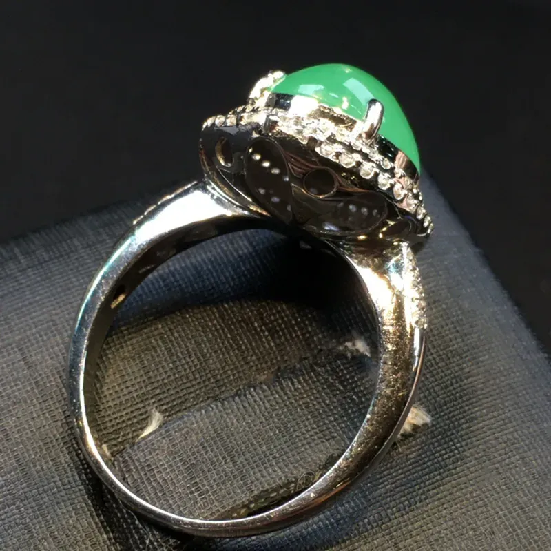冰种满绿蛋面戒指，颜色靓丽，冰透圆润，饱满，圆鼓鼓，起荧光18K重金豪华镶嵌钻石
