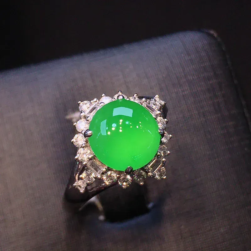 冰种阳绿色蛋面戒指，颜色靓丽，冰透圆润，细腻起胶，荧光四射，18K金豪华镶嵌钻石