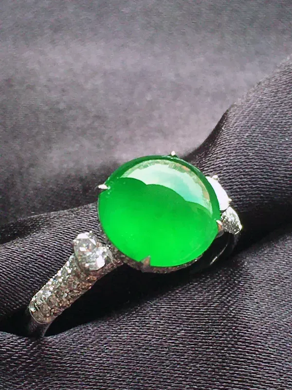 #自然光实拍#，阳绿戒指，色泽鲜艳，种水好，裸石尺寸：8.9*8.9*3.5