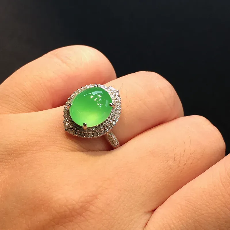 冰种满绿蛋面戒指，颜色靓丽，冰透圆润，饱满，圆鼓鼓，起荧光18K重金豪华镶嵌钻石