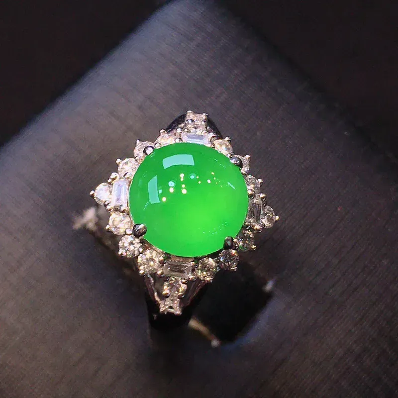 冰种阳绿色蛋面戒指，颜色靓丽，冰透圆润，细腻起胶，荧光四射，18K金豪华镶嵌钻石