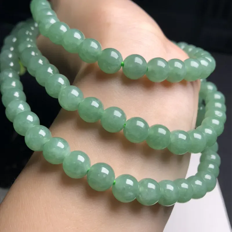 糯化种菠菜绿翡翠珠链项链、108颗、直径7.8毫米、质地细腻、色彩鲜艳、隔珠是装饰品、A042C4651
