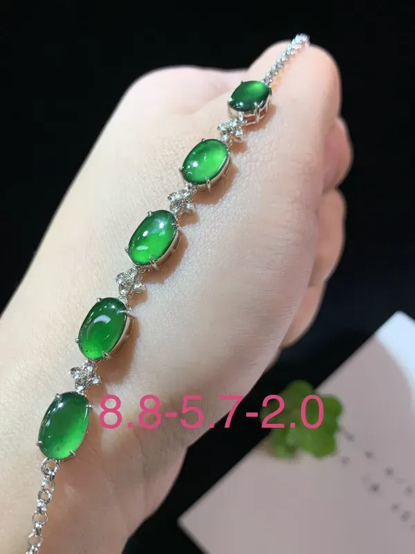 手链，满绿蛋面手链，18k金伴钻，颜色靓丽，佩戴精致，裸石规格：8.8-5.7-2.0