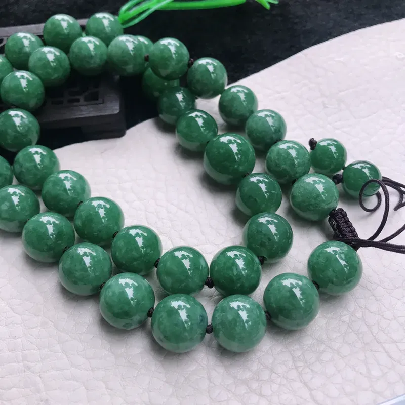 水润油豆绿圆珠项链，佛珠链，单珠直径13.1*mm，39颗珠，色泽均匀，珠子圆润饱满，配珠为翡翠珠。