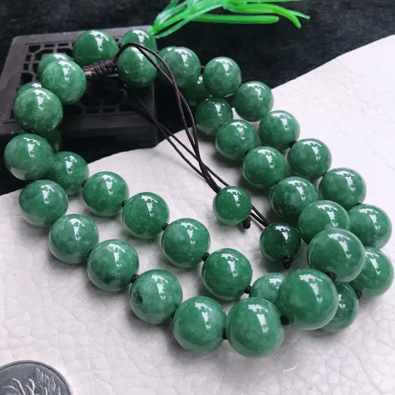 水润油豆绿圆珠项链，佛珠链，单珠直径13.1*mm，39颗珠，色泽均匀，珠子圆润饱满，配珠为翡翠珠。