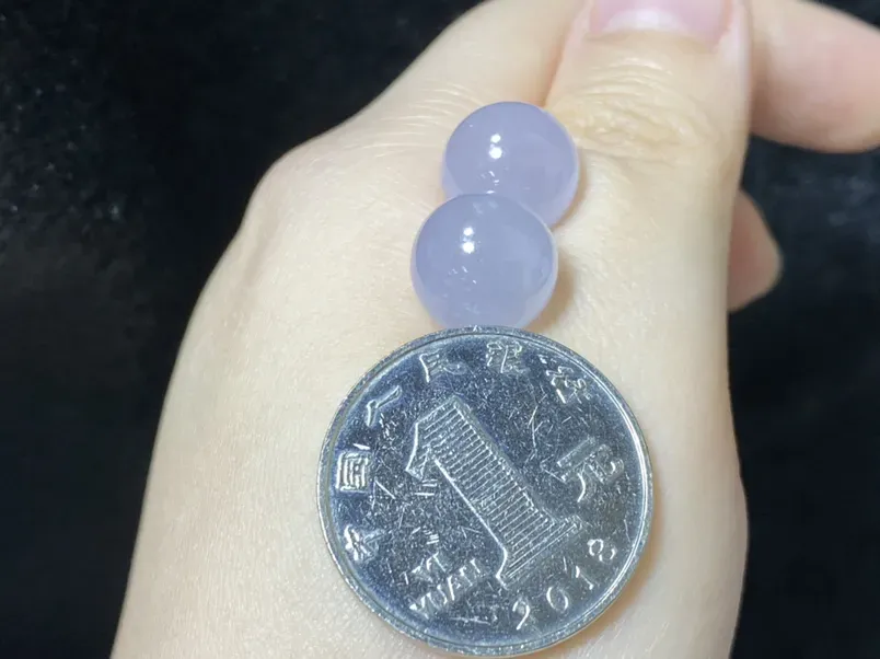 冰种紫罗兰精美圆珠 尺寸：12.5毫米 冰透水润 质地细腻 紫色浓郁 精致新颖
