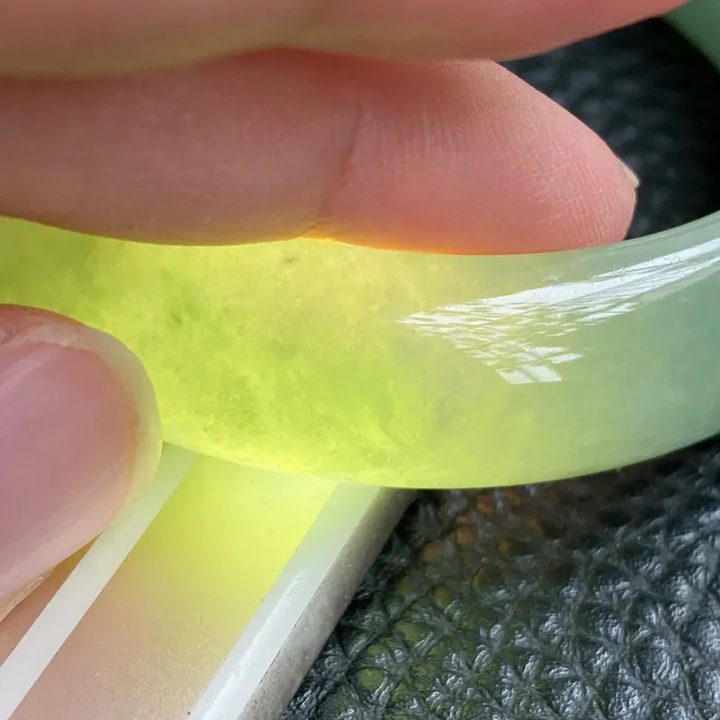 油润手镯：57.6mm 自然光实拍 天然翡翠Ａ货细腻冰润油绿宽边手镯