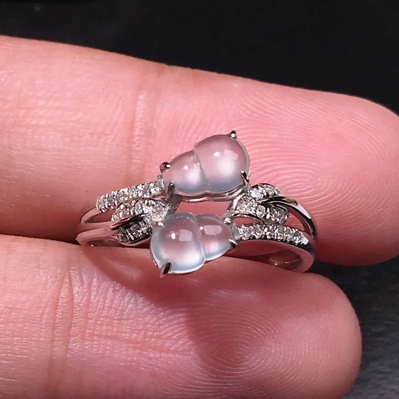 严选推荐老坑玻璃种葫芦女戒指，18k金钻镶嵌而成，品相佳，佩戴效果佳，尽显气质。种水无可挑剔，
