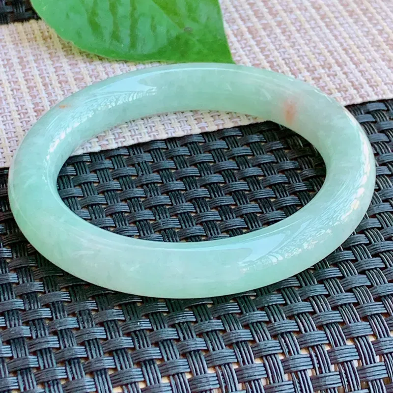 尺寸：54.3/10.3mm，天然Ａ货翡翠冰透带绿圆条手镯，玉质细腻冰润，种水好，上手效果更佳。