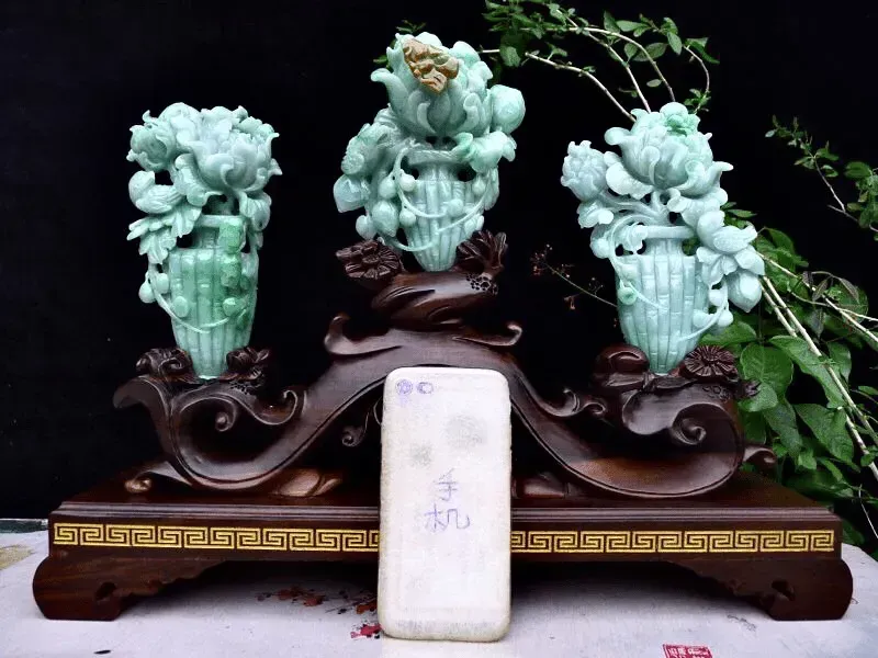 （富贵平安）翡翠黄加绿老坑水润俏色巧雕精品摆件3件套 取中间裸石尺寸158*120*70mm 连檀木座尺寸350*450*100mm，玉石重2.03公斤 zz