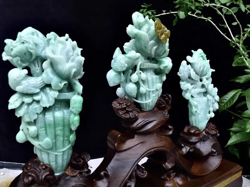 （富贵平安）翡翠黄加绿老坑水润俏色巧雕精品摆件3件套 取中间裸石尺寸158*120*70mm 连檀木座尺寸350*450*100mm，玉石重2.03公斤 zz