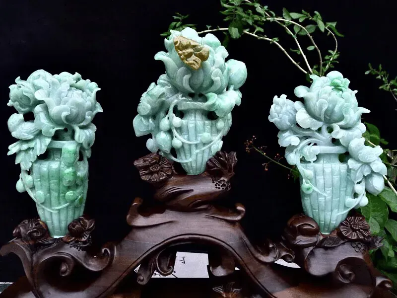 （富贵平安）翡翠黄加绿老坑水润俏色巧雕精品摆件3件套 取中间裸石尺寸158*120*70mm 连檀木座尺寸350*450*100mm，玉石重2.03公斤 zz