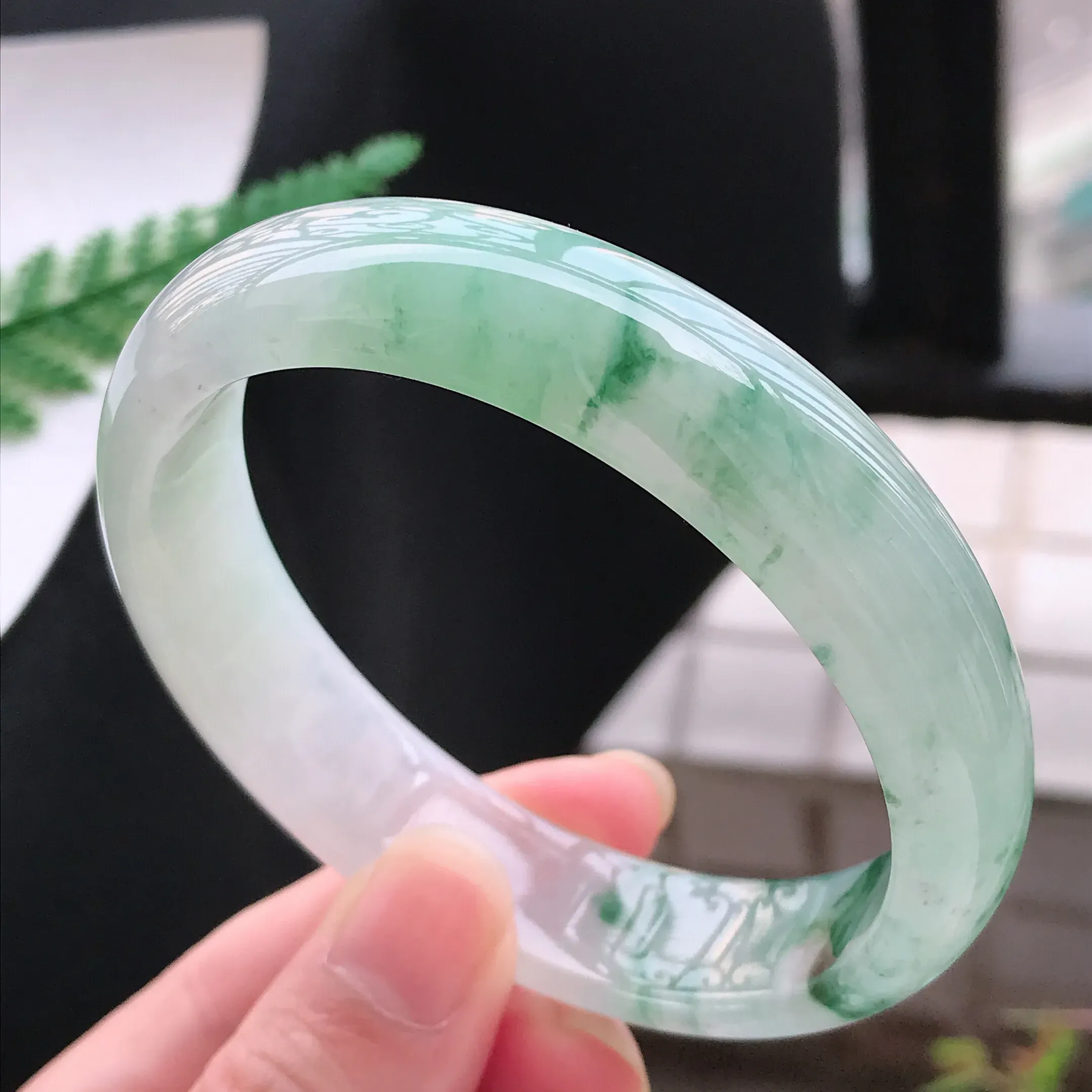 老坑水润飘花翡翠正圈手镯