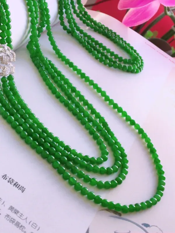 辣绿珠链，色泽艳丽，种好细腻，精美。