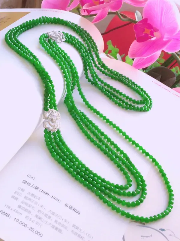 辣绿珠链，色泽艳丽，种好细腻，精美。