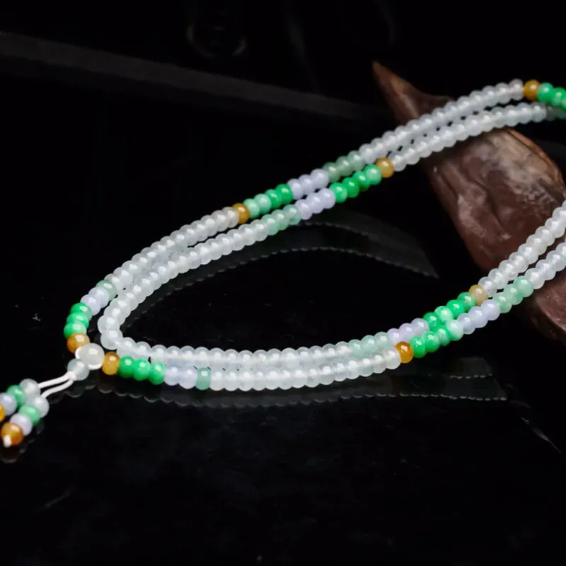 多彩翡翠珠链，共103颗珠子，取其中一颗珠尺寸大约5.4*3.6mm，莹润光泽，实物漂亮，佩戴效果大方高贵
