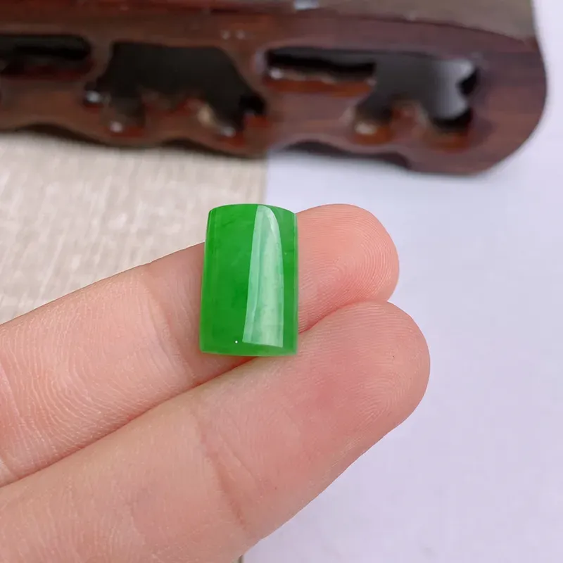 A货翡翠-种好满绿马鞍镶嵌件，尺寸-12.9*8.5*3.8mm