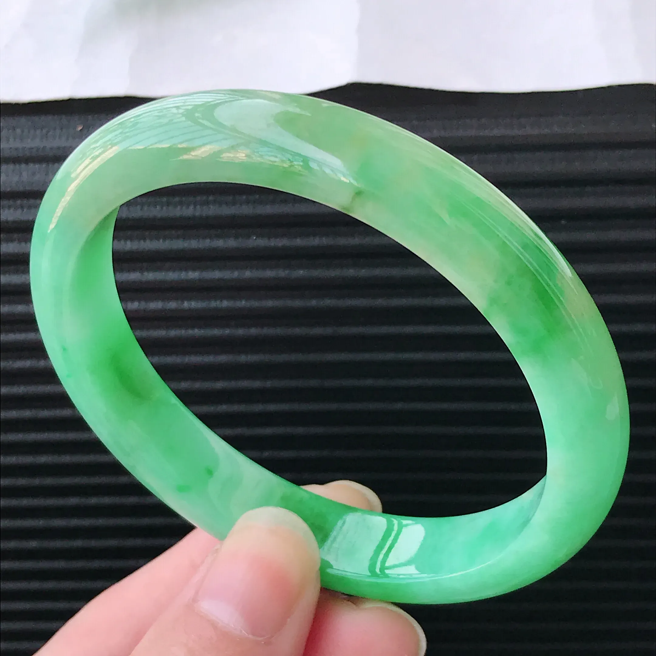 水润飘阳绿翡翠正圈手镯