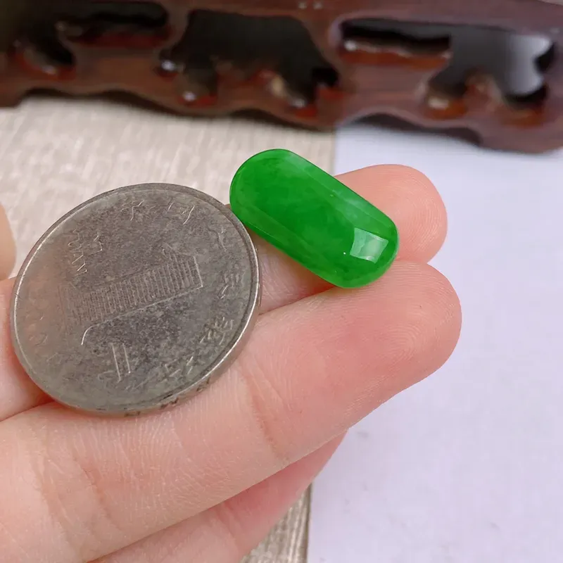 A货翡翠-种好满绿马鞍镶嵌件，尺寸-18.5*9.4*4.7mm