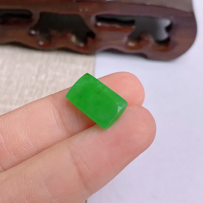 A货翡翠-种好满绿马鞍镶嵌件，尺寸-12.9*8.5*3.8mm
