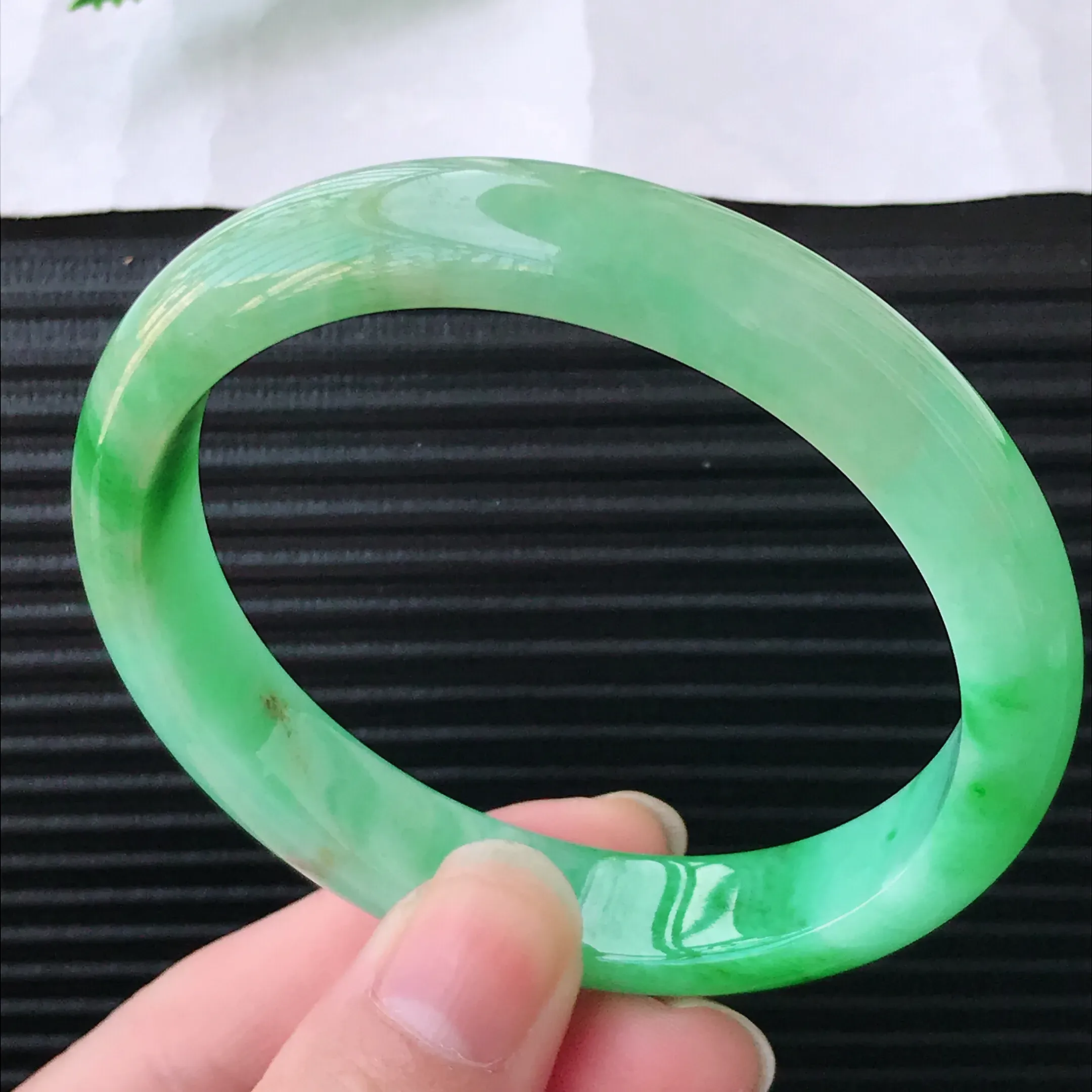 水润飘阳绿翡翠正圈手镯