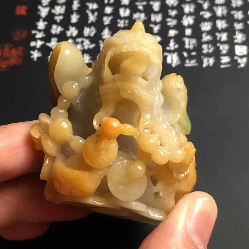 糯化种黄加绿【飞天貔貅】手把件 色彩艳丽 质地细腻 雕工精湛