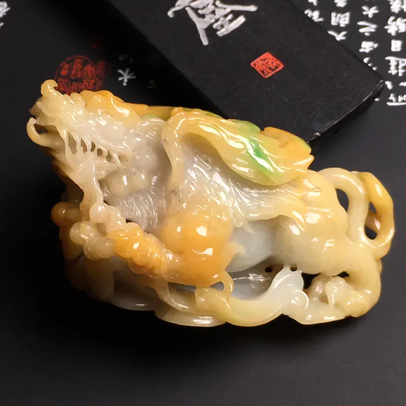 糯化种黄加绿【飞天貔貅】手把件 色彩艳丽 质地细腻 雕工精湛