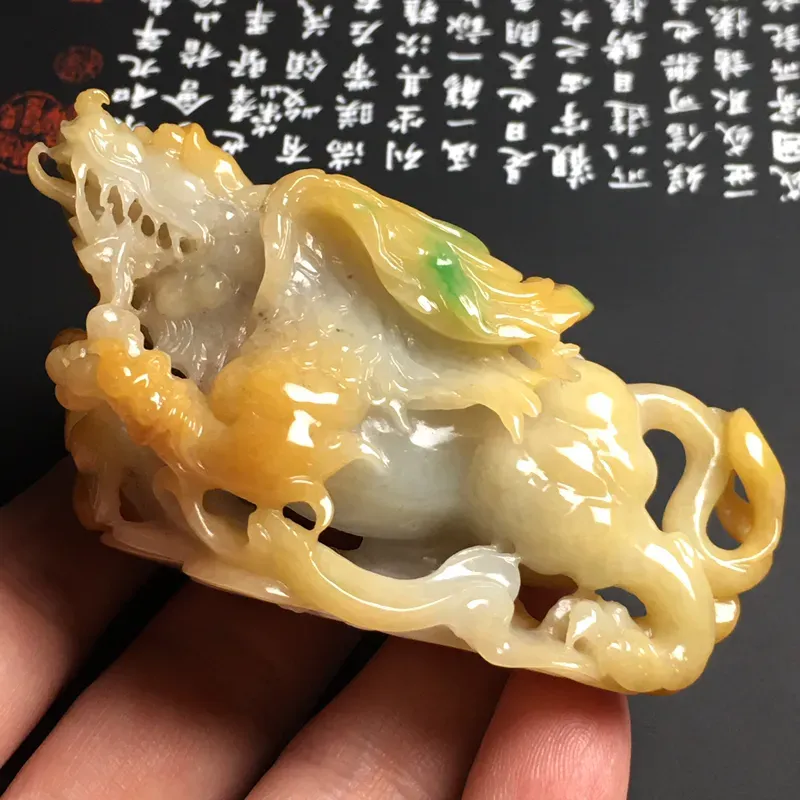糯化种黄加绿【飞天貔貅】手把件 色彩艳丽 质地细腻 雕工精湛