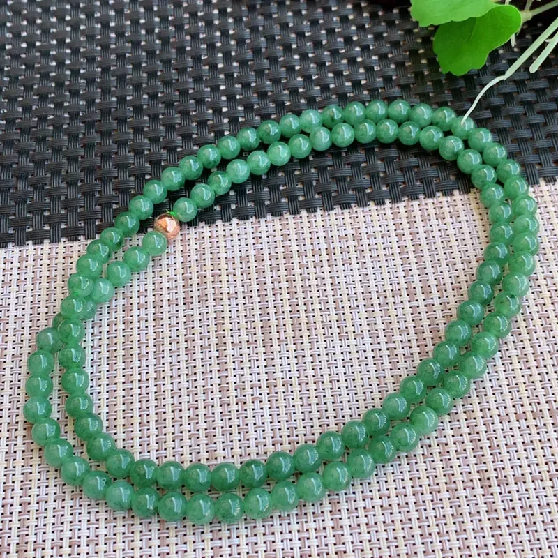 尺寸：110颗6.2mm，A货翡翠冰透带绿圆珠项链、玉质通透莹润、色泽亮丽、