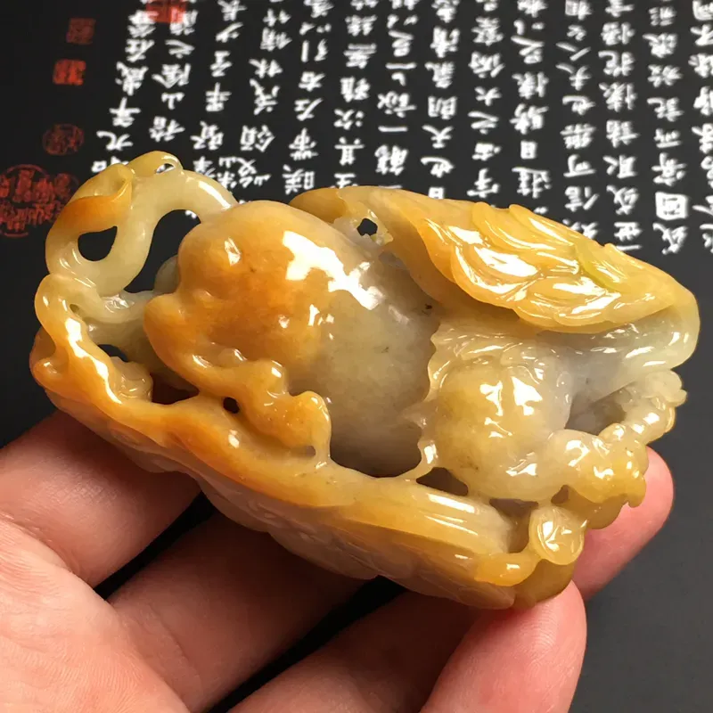 糯化种黄加绿【飞天貔貅】手把件 色彩艳丽 质地细腻 雕工精湛