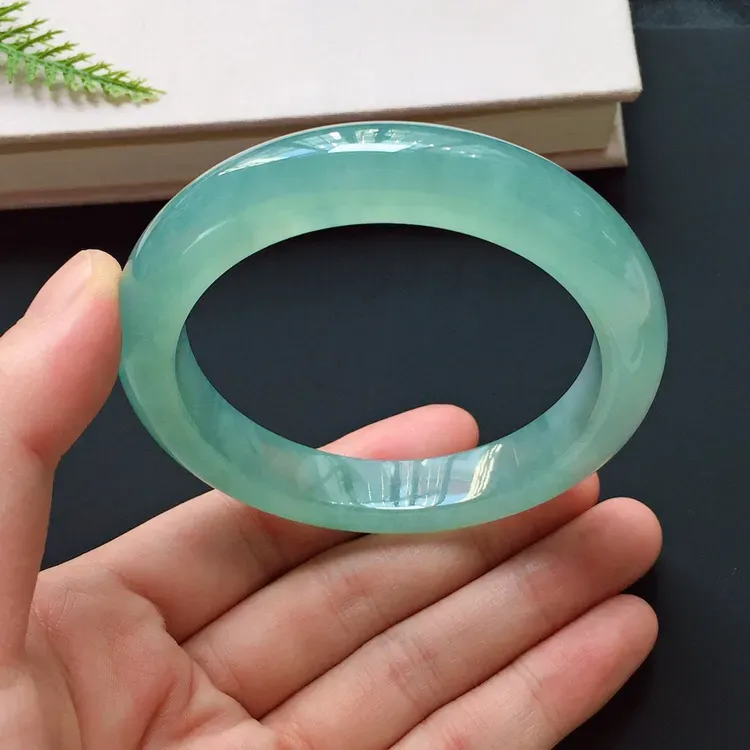 正圈57.2mm，冰种蓝绿手镯，冰润起胶，温婉动人