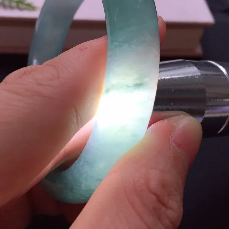 正圈57.2mm，冰种蓝绿手镯，冰润起胶，温婉动人