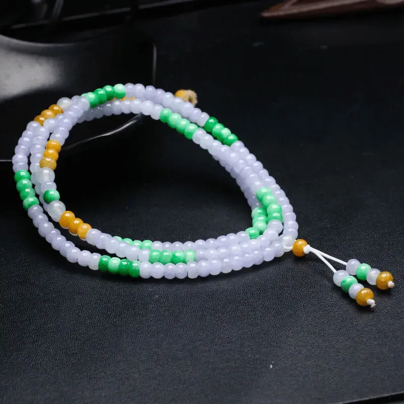 三彩翡翠珠链，共201颗珠子，取其中一颗珠尺寸大约5.5*3.8mm，色泽清新，清秀高雅，佩戴效果大方高贵。