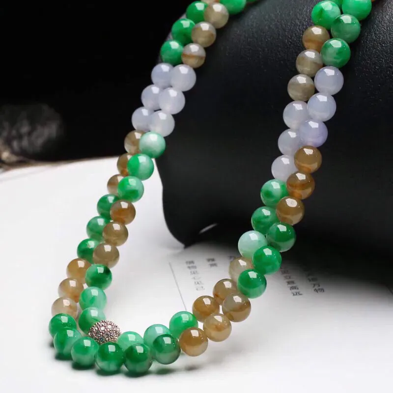 多彩翡翠珠链，共108颗珠子，取其中一颗珠尺寸大约7.1mm，圆润饱满，亮丽秀气，佩戴效果大方高贵，有天然杂质，配珠为饰品珠。
