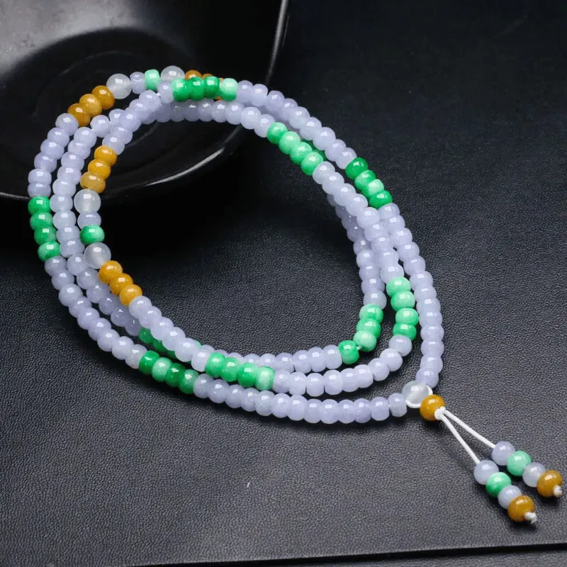 三彩翡翠珠链，共201颗珠子，取其中一颗珠尺寸大约5.5*3.8mm，色泽清新，清秀高雅，佩戴效果大方高贵。