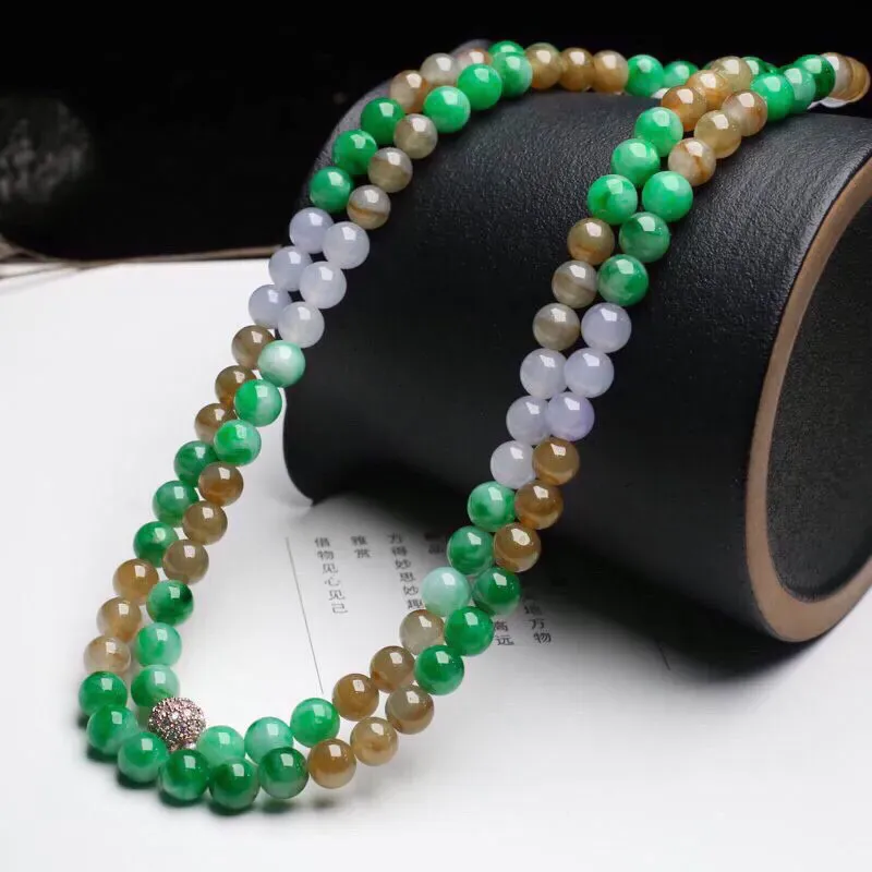 多彩翡翠珠链，共108颗珠子，取其中一颗珠尺寸大约7.1mm，圆润饱满，亮丽秀气，佩戴效果大方高贵，有天然杂质，配珠为饰品珠。