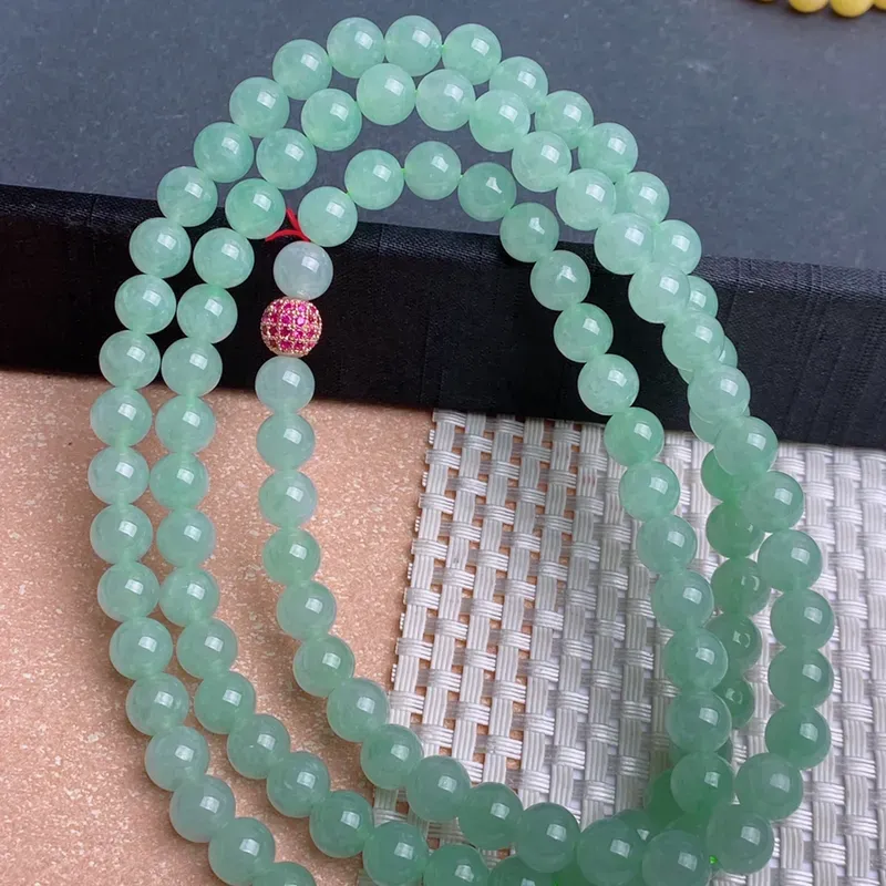 A货翡翠-种好淡绿圆珠项链，尺寸-7.7mm，配珠为装饰品