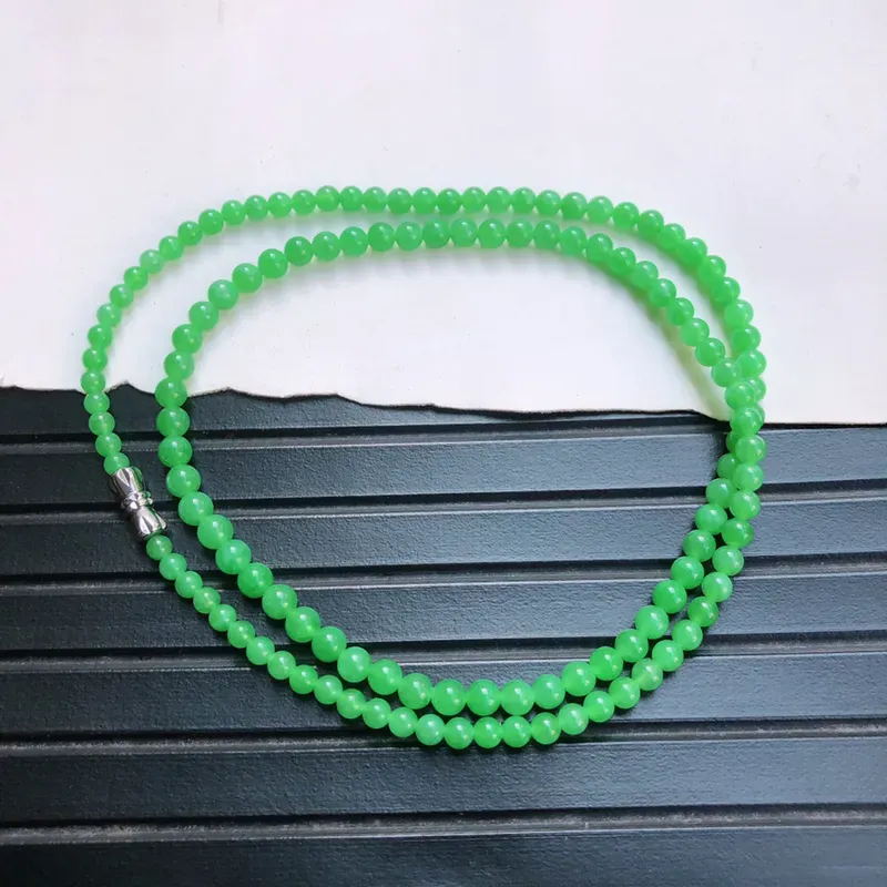 12/03  满绿圆珠项链，尺寸4.5mm 雕工精细，玉质细腻水润，底色漂亮