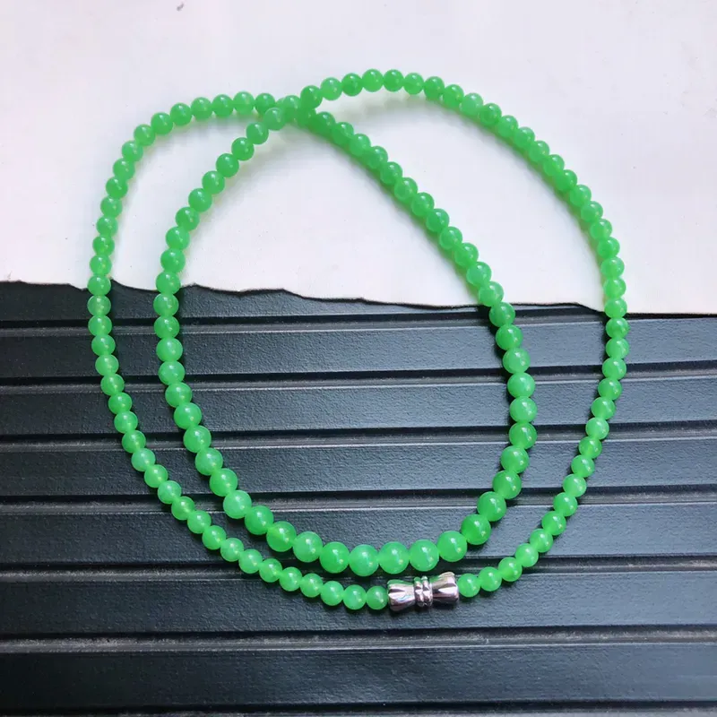12/03  满绿圆珠项链，尺寸4.5mm 雕工精细，玉质细腻水润，底色漂亮