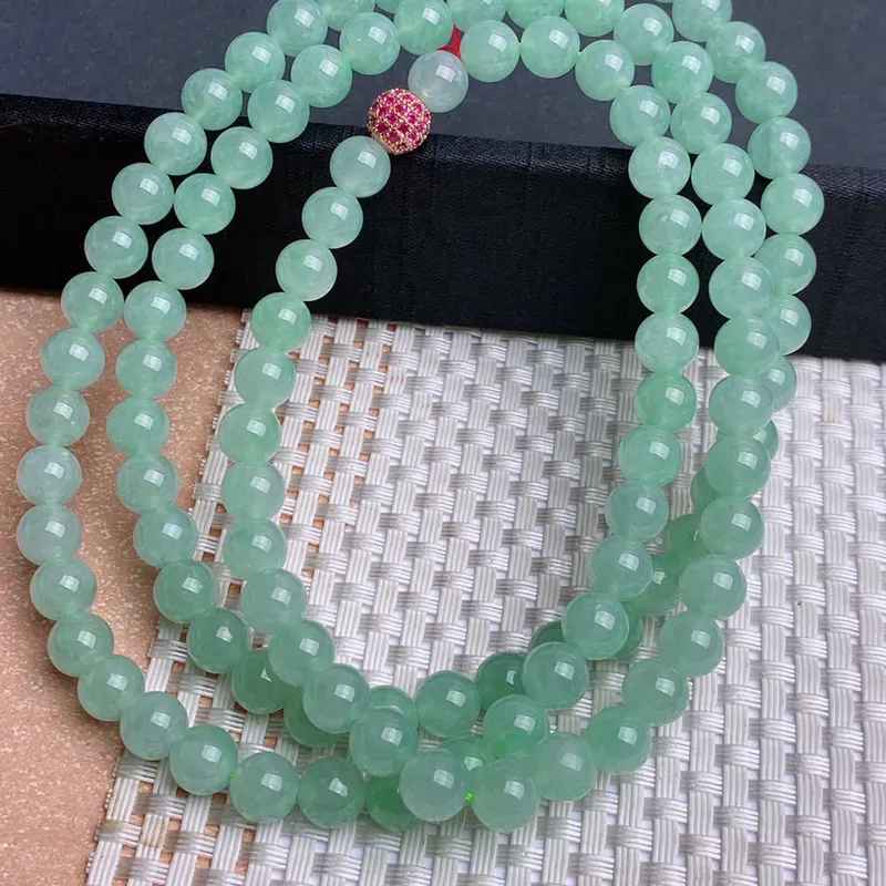 A货翡翠-种好淡绿圆珠项链，尺寸-7.7mm，配珠为装饰品